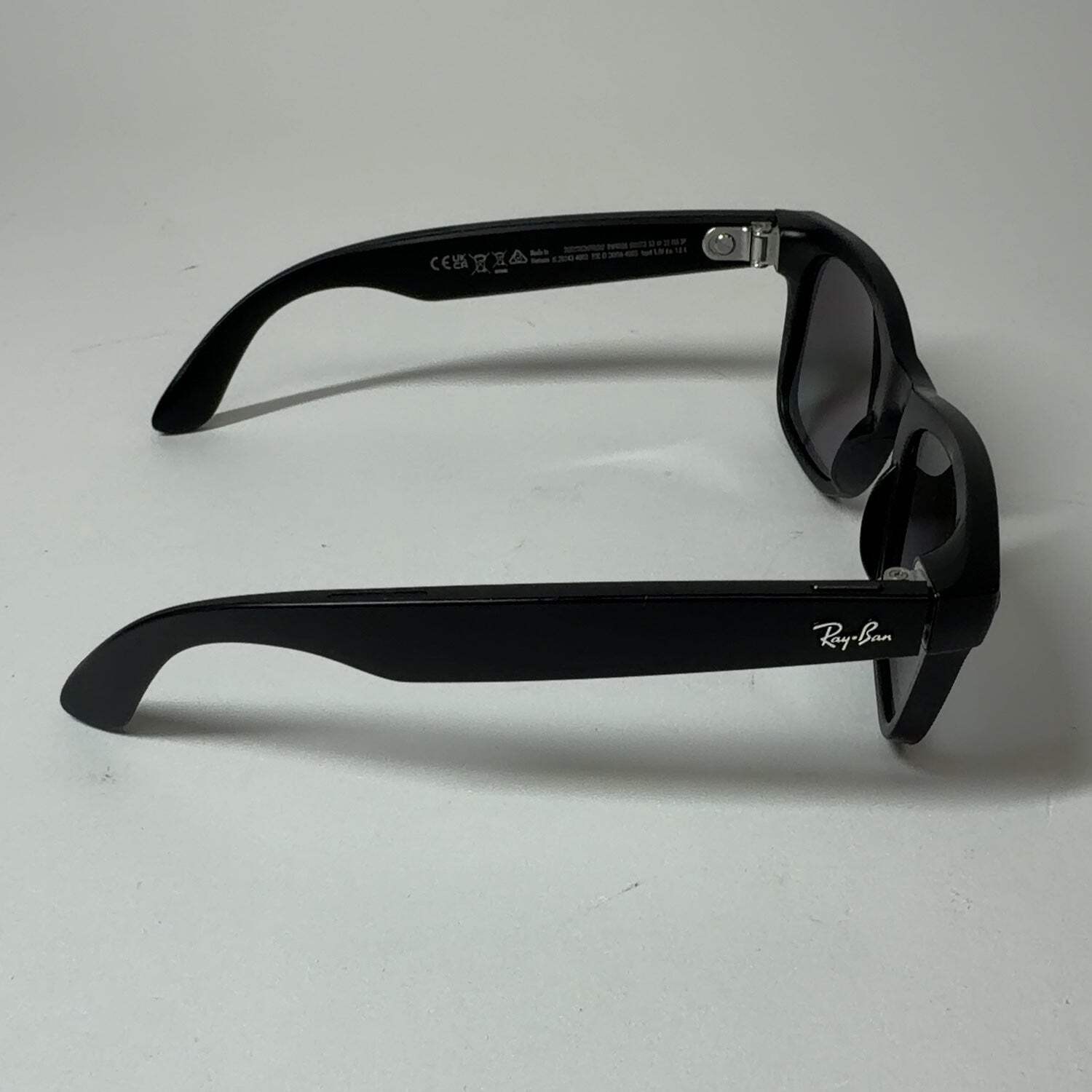 Broken Ray-Ban Meta Wayfarer Gen 1 Matte Black Polarized AI Smart Glasses Read