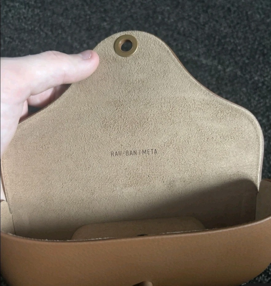RayBan Meta Wayfarer Charging Case Brown 1AT2414A00 Smart Glasses Accessory good