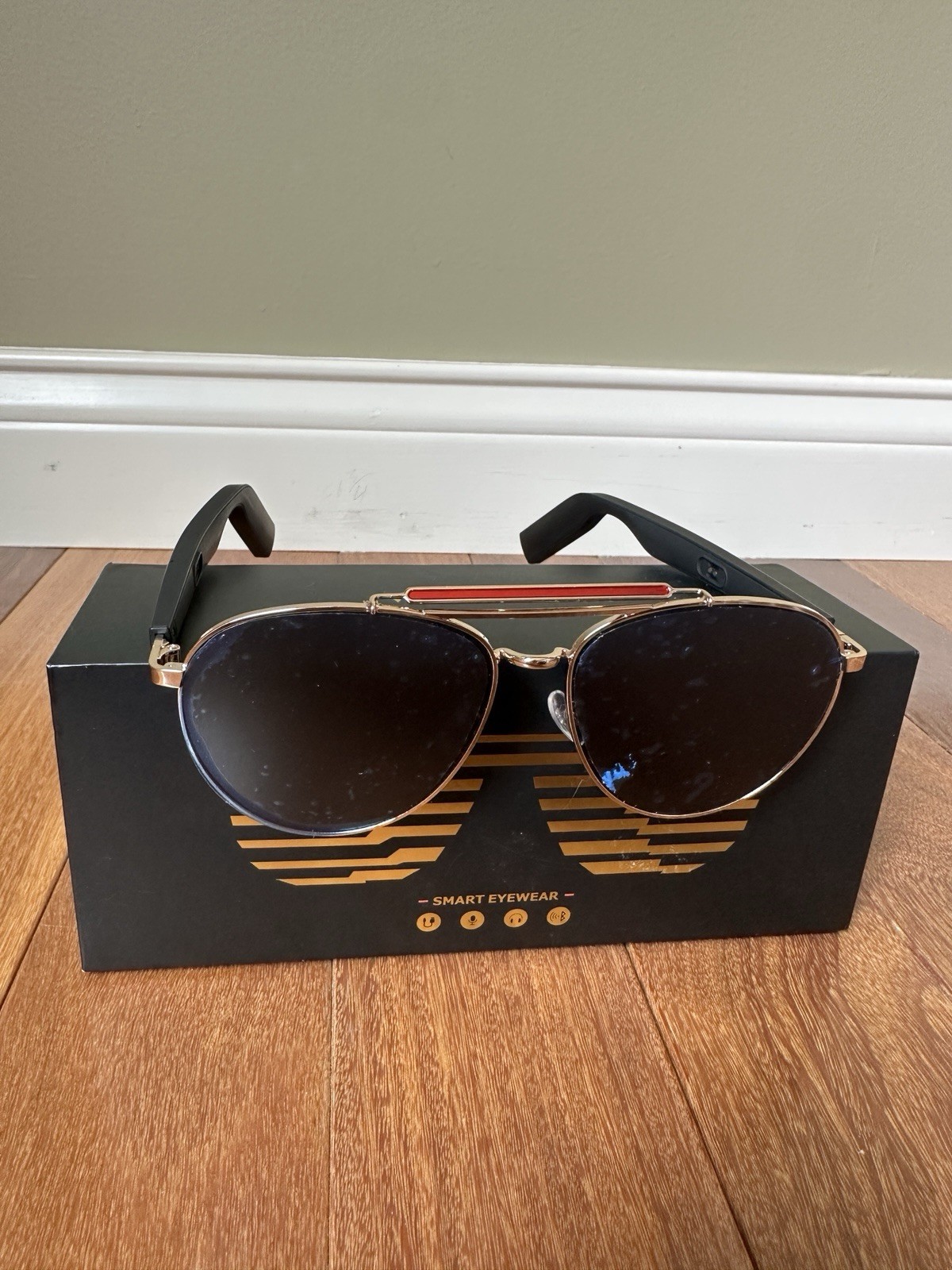 SMART EYEWEAR SMART SPEAKER SUNGLASSES WITH CHARGER AND LENS CLOTH
