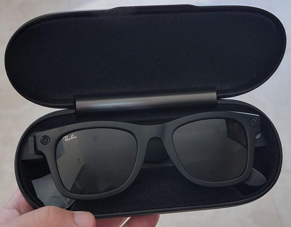 “Ray-Ban Stories Wayfarer Smart Glasses Black – Camera & Audio Used -Good Cond