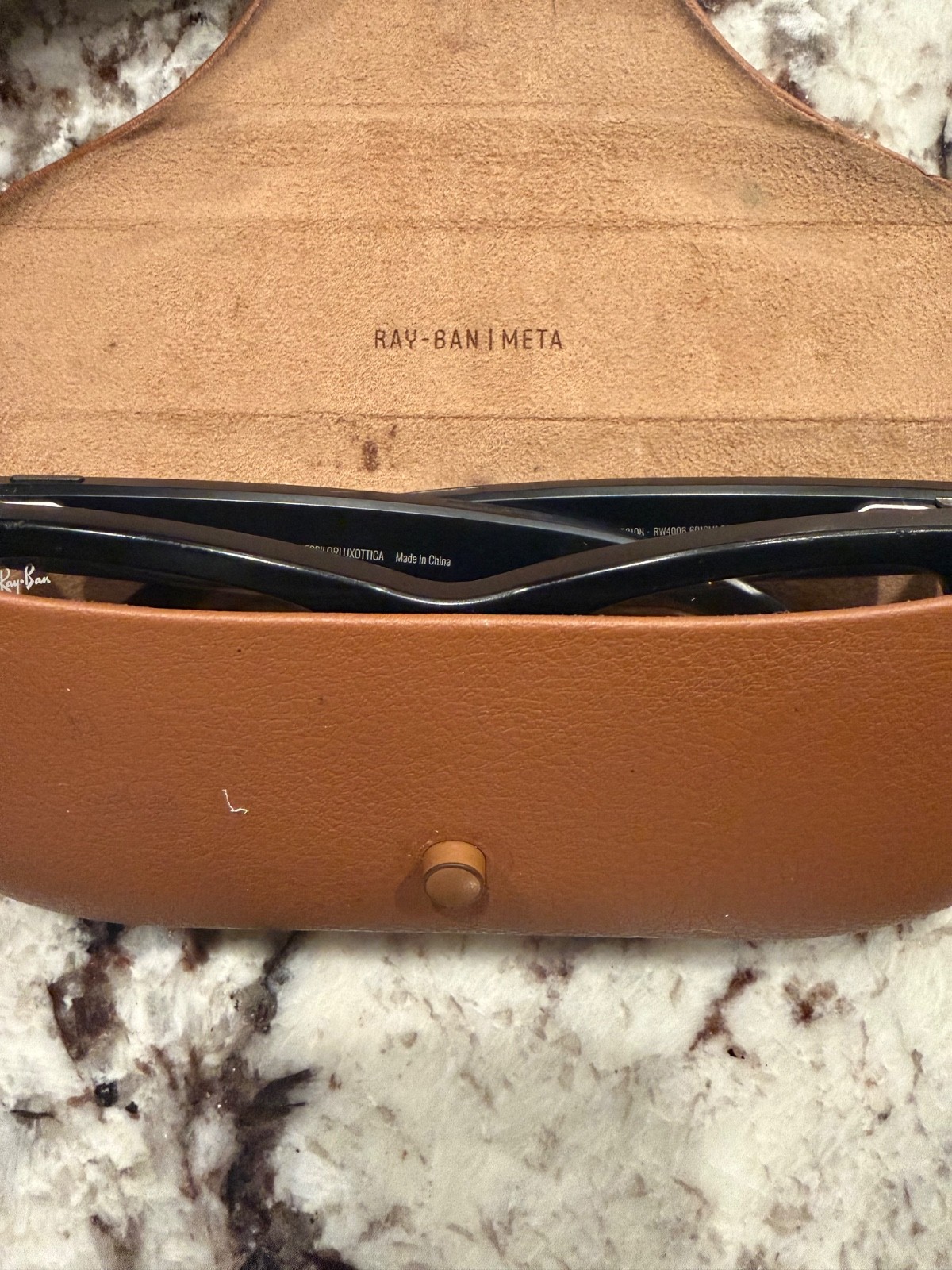 Meta Gen 1 , Transition Lenses , Charging Case . Glasses wont charge .