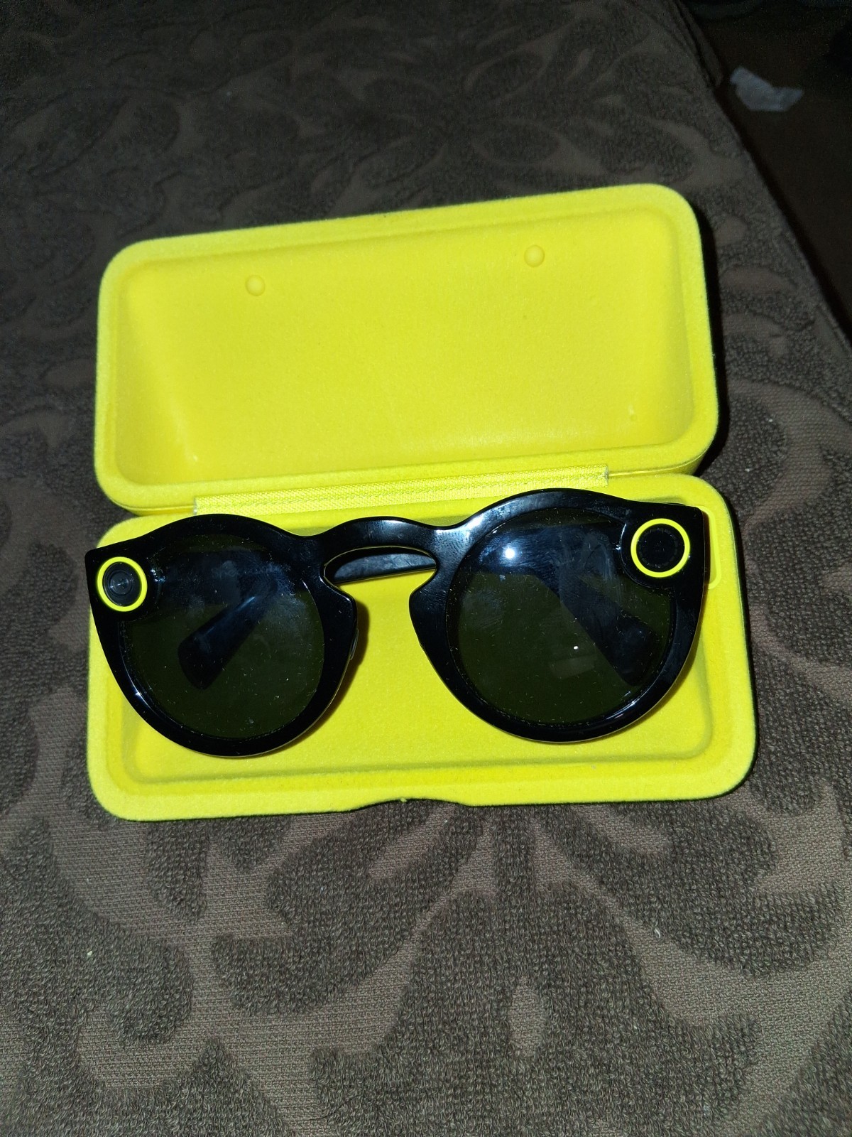 Snapchat Spectacles Smart Camera Sunglasses Black w Yellow Charging Case