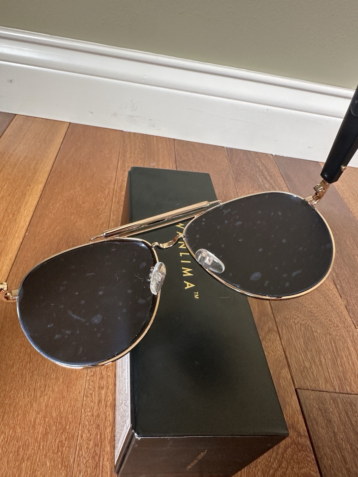 SMART EYEWEAR SMART SPEAKER SUNGLASSES WITH CHARGER AND LENS CLOTH